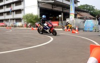 Anggota komunitas Honda Big Wing Jakarta diajari teknik menikung dan mengerem. Ist/WMS.