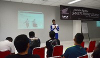 Instruktur memberikan teori safey riding kepada anggota komunitas Honda Big Wing Jakarta. Ist/WMS.