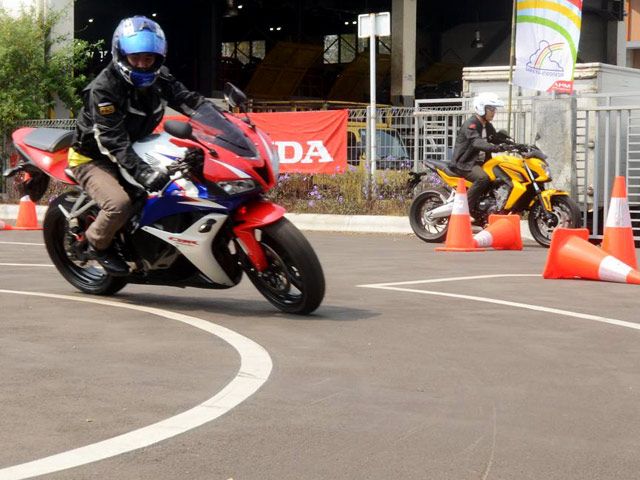 Honda Ajari Pengguna Moge Safety Riding