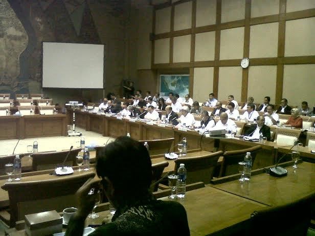 Malam-malam, Menteri ESDM Rapat di DPR