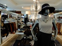 Maastricht dikenal sebagai fashion city-nya Belanda. Dari toko yang menjual produk lokal sampai brand-deretan butik brand kenamaan dunia, semuanya ada di city centre Maastricht. Ini berarti, wisata belanja yang disuguhkan Kota Maastricht bisa dijangkau dari semua kalangan (Sastri/detikTravel)