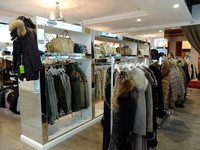 Shopping lanes di Maastricht terbagi jadi beberapa kawasan. Stokstraat dan Rechtstraat misalnya, penuh deretan butik eksklusif seperti Hermes, Hugo Boss, Tommy Hilfinger, juga ZARA dan H&M (Sastri/detikTravel)