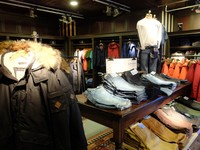 Berhubung detikTravel berkunjung pada awal musim gugur, banyak toko yang mulai menjual pakaian hangat. Sebuah butik di pusat perbelanjaan Mosae Forum menjual aneka sweater dan jaket stylish, berkualitas, dengan harga terjangkau (Sastri/detikTravel)