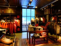 Hollister Co. adalah brand asal California yang cukup tenar di kalangan anak muda Belanda. Hampir semua produk fashion di toko ini stylish dan harganya ramah di kantong (Sastri/detikTravel)