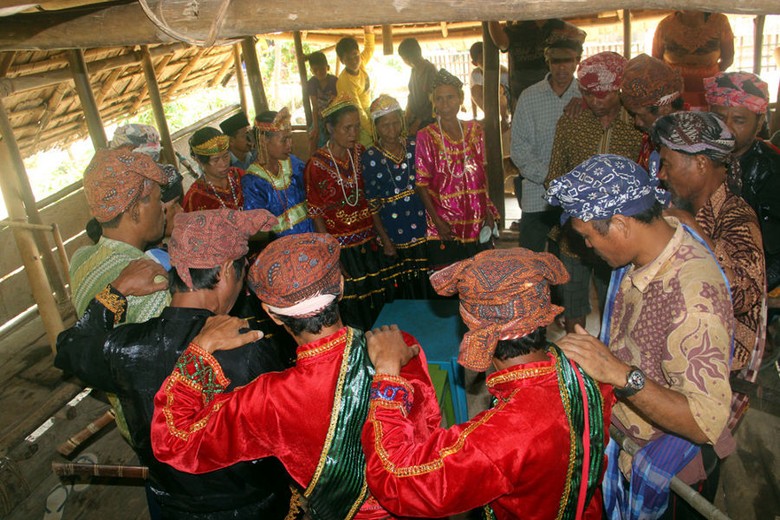 Kesenian Rego di Desa Porelea (Silvia/detikTravel) Kesenian Rego di Desa Porelea (Silvia/detikTravel)