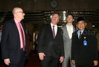 Barnaby Joyce melihat-lihat interior masjid.