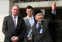 Ketua Badan Pelaksana Pengelola Masjid Istiqlal Mubarok mengajak Barnaby Joyce berkeliling masjid.