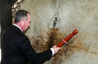 Barnaby Joyce memukul bedug di Masjid Istiqlal.