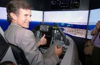 Dubes AS untuk Indonesia, Robert O Blake menjajal simulator kokpit F-16 Viper. Pool/Fathir Salim/detikFoto.
