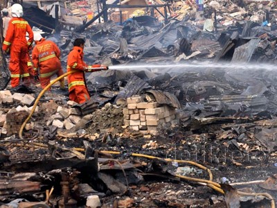 Puluhan Lapak Pemulung Terbakar