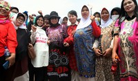 Para pendemo memakai daster dan bantalan di perut, layaknya wanita hamil.