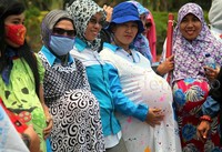 Terutama kesehatan perempuan, karena perempuan melewati sejumlah siklus seperti haid, hamil, dan melahirkan.