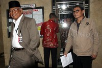 Ruki dan Johan keluar lift untuk memberikan keterangan pers. Pool/Lamhot Aritonang/detikFoto.