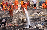 Petugas pemadam kebakaran masih melakukan pendinginan. Lamhot Aritonang/detikFoto.