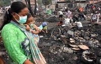 Seorang warga melihat bangunan lapaknya yang hangus terbakar. Lamhot Aritonang/detikFoto.