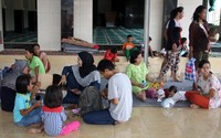 Para korban kebakaran sementara pengungsi ke masjid tidak jauh lokasi kebakaran. Lamhot Aritonang/detikFoto.