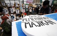 Para pendemo membentangkan poster-poster tuntutan.