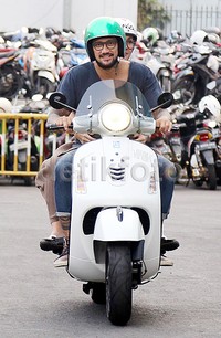 Mereka memilih untuk menaiki motor untuk melawan kemacetan Jakarta.