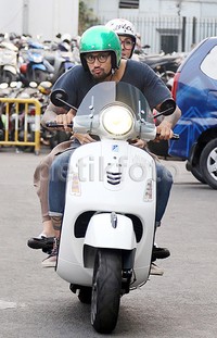 Tora membonceng sang istri dengan Vespa-nya.