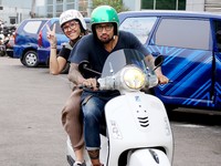 Tora dan Mieke saat meninggalkan lokasi.