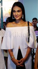 Pretty in White Luna Maya
