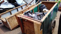 Ternyata maling tersebut adalah manusia gerobak yang sering keliling di sekitar rumah sang gitaris.