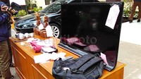 Selain piala-piala mahal yang penuh histori, sejumlah barang elektronik lainnya juga diangkut seperti laptop, televisi hingga alat-alat musik.