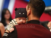 Rafathar menemani sang ayah bekerja di kawasan Kebon Jeruk, Jakarta Barat, Rabu (7/10/2015). Pool/Gus Mun/detikFoto.