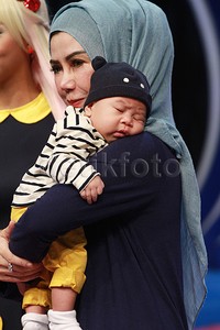 Ia tertidur di pelukan sang nenek, Amy Qanita. Pool/Gus Mun/detikFoto.