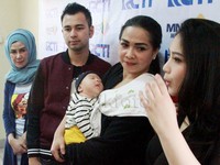 Rafathar tampak tertidur pulas saat digendong ibunda Nagita, Rieta. Pool/Gus Mun/detikFoto.