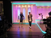 Rinni tampil bersama Caprice menyanyikan lagu 'Independent Girl.'