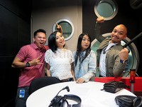 Rinni berpose dengan tim dan penyiar Bernama Radio24.