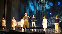 Tujuh anak Captain Von Trapp saat memperkenalkan diri pada Maria Reiner.
