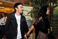 Tika menggandeng tangan Dimas saat tiba di lokasi acara. Pool/Noel/detikFoto.