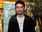 Ehm... Tika Bravani Gandeng Dimas Aditya