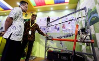 Pengunjung mendapat penjelasan tentang salah satu inovasi yang dipamerkan.