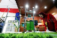Tidak hanya inovator-inovator lelaki, inovator wanita juga unjuk karya.