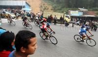 Para pebalap saling kejar.
