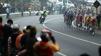 Iring-iringan pebalap menuju garis finis Etape 5 di Payakumbuh.
