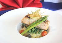 Norwegian Salmon Aioli Sauce with Ratatouille Vegetables jadi menu santapan utama. Salmon panggang yang gurih ditumpuk ke atas mashed potato lembut. Hidangan tersaji bersama saus aioli, tomat ceri, asparagus, buncis dan irisan jamur.