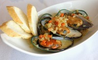 Moules Marinieres, semangkuk kerang dimasak dalam white wine. Disajikan bersama irisan baguette.