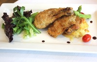 Crisp Chicken Leg Confit, Sarladaise Sotatoes masuk dalam kategori main course. Paha ayam dimasak dalam lemak bebek dengan metode slow-cooked. Tumisan kentang jadi pelengkapnya.