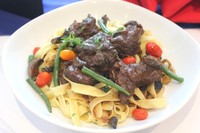 Tender Beef Bourguignon berupa stew daging sapi lembut yang dimasak dengan red wine dan jamur. Daging disajikan bersama buttered tagliatelle.