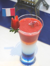 Asterix Freeze terdiri dari jus strawberry, jus leci, dan virgin blue Curacao.