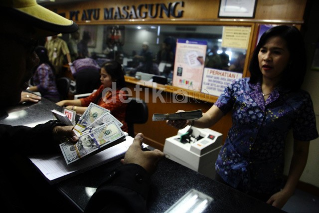 Sesuai Prediksi, Dolar AS Sudah Turun ke Rp 13.900