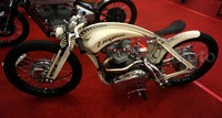 Seluruh desain Triumph Bonneville T120 650 cc, berubah dengan desain yang lebih 'Begeng', meninggalkan kesan klasik yang sudah melekat di tubuhnya.