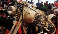 Model unik lainnya sangat terlihat dari bentuk tangki yang benar-benar diciptakan sesuai dengan lekukan tubuh.