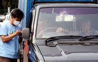 Setiap kendaraan yang melintas diuji emisinya.