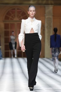 Sebastian Gunawan A Ladys Portrait Sebastian Red & Sebastian Sposa at The Ritz Calton. Pasific Place. Jakarta. [Foto: Mohammad Abduh/Wolipop]