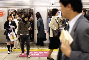     Meski sering terjadi kepadatan tapi tetap tertib. Padat karena banyak warga Tokyo mengandalkan MRT untuk bepergian. (istimewa/detikcom/gettyimages)